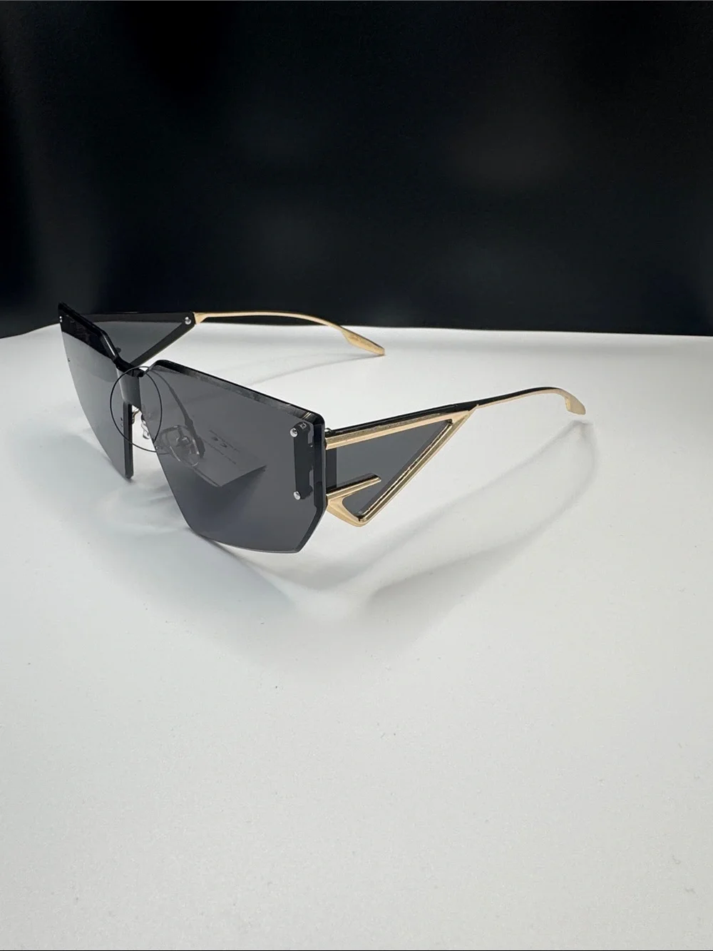 Stylish Women's Shield Sunglasses - Dark Gray Lens